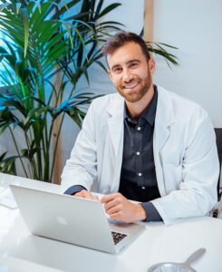 Dr. Holguera, médico estético experto en tratamientos corporales estéticos, capilares y faciales.