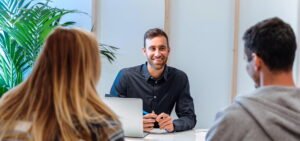 Dr. Juan Carlos Holguera | Atendiendo pacientes