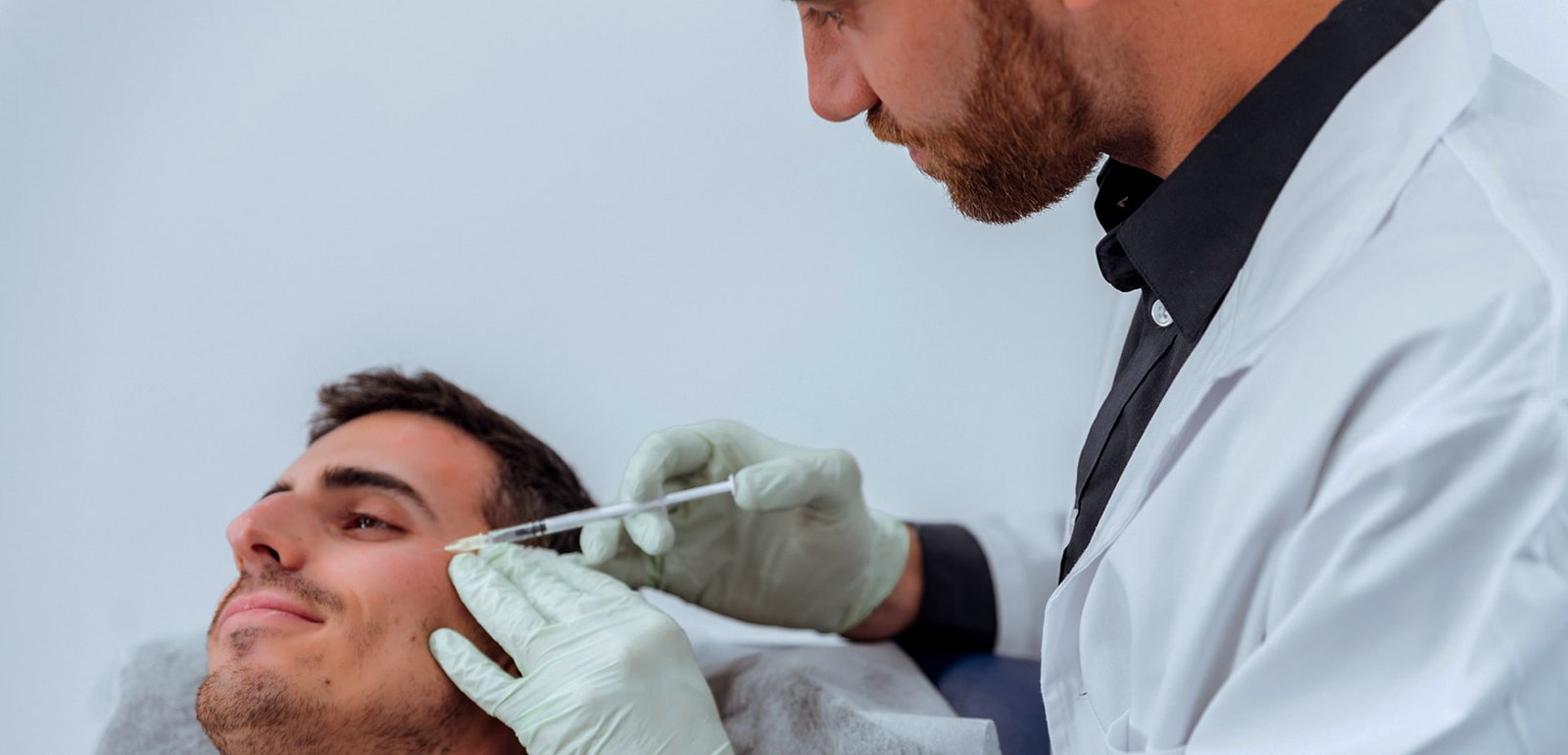 Dr. Juan Carlos Holguera aplicando un tratamiento facial