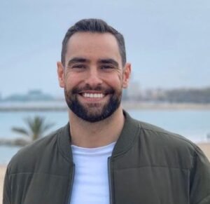 Cliente Jordi C. del Dr. Holguera. Doctor experto en cirugía estética y bótox bruxismo Barcelona