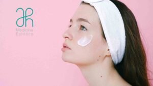 Mujer aplicando crema facial en el rostro antes de acostarse