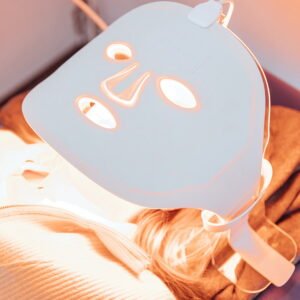 Máscara de terapia luz LED. Dr. Holguera es experto de luz pulsada intensa y tratamientos faciales.