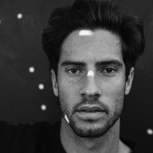 Fotografía en blanco y negro de un hombre. Dr. Holguera, doctor experto en PRP capilar Barcelona