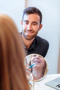 Revisión estética con espejo redondo y Dr. Holguera. Experto en ácido hialurónico ojeras Barcelona